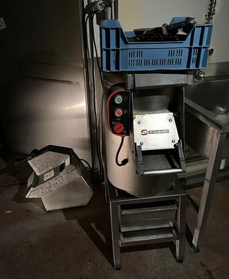 a machine that is sitting on a table in a room