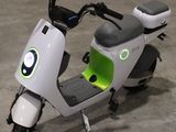 une trottinette équipée d'un feu vert