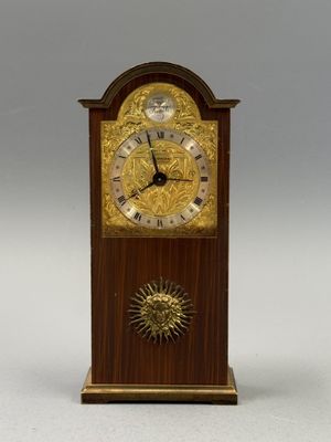 une horloge posée sur une table dans la pièce