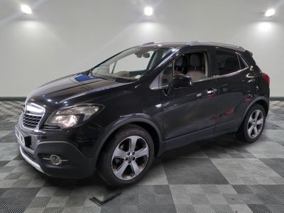 une photo d'un 4x4 noir garé dans un garage