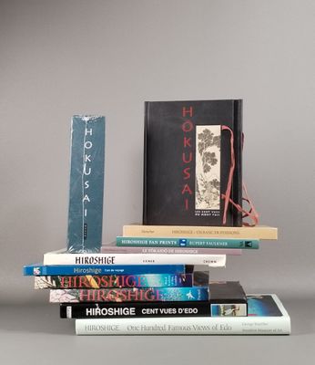 plusieurs livres sont empilés sur une table