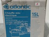 une boîte posée sur le sol à côté d'un mur