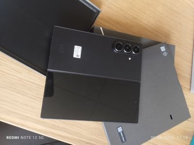 deux ordinateurs portables posés l'un sur l'autre sur une table
