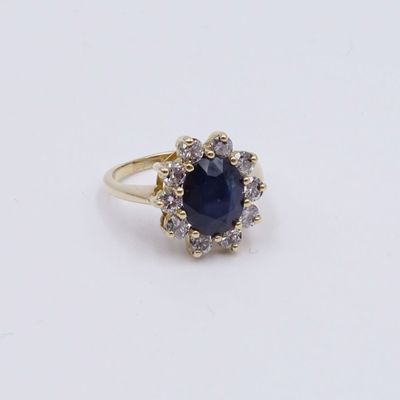gros plan d'une bague en saphir bleu et diamant sur une surface blanche
