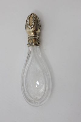 une petite ampoule accrochée au mur