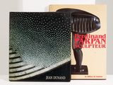 deux livres posés sur une table sur laquelle est posée une lampe