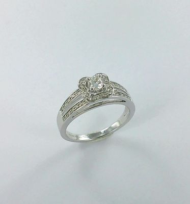gros plan d'une bague en diamant sur fond blanc