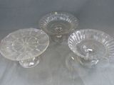 trois plats en verre transparent posés les uns à côté des autres sur une table