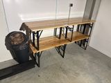 une étagère en bois comportant trois tablettes et une poubelle