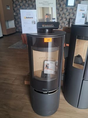 deux types de cuisinières exposés dans un magasin