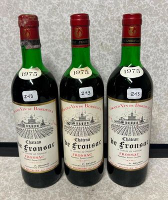 trois bouteilles de vin rouge sont alignées sur un comptoir