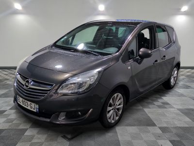 une photo d'une Opel grise garée dans un garage