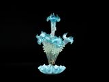 un vase en verre contenant une fleur bleue