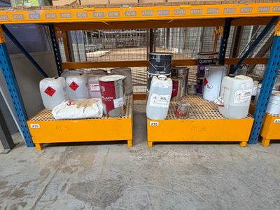 une étagère sur laquelle sont posés plusieurs fûts et récipients