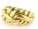gros plan d'une bague en or sur une surface blanche