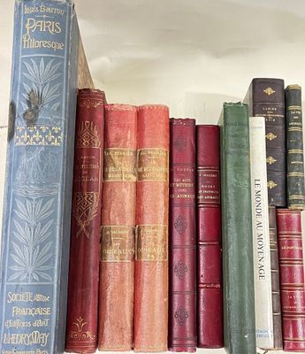 de nombreux livres qui se trouvent sur une étagère dans la pièce