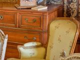 une chaise et une table dans une pièce où se trouve un tourne-disque