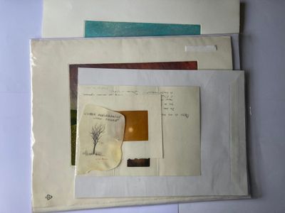 Plusieurs œuvres d'art sont exposées sur une table