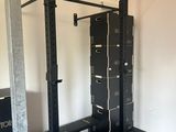 une photo d'une salle de sport avec un support à haltères