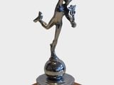 statue représentant une femme tenant une raquette de tennis, posée sur un socle en bois