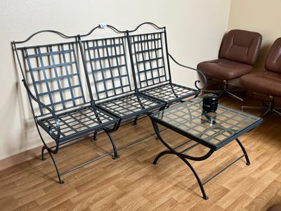 Canapé en fer forgé laqué gris, table basse au modèle coifée…