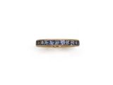 une bague en or jaune sertie de saphirs bleus