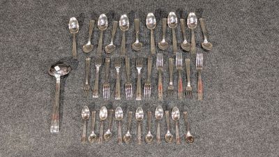 de nombreuses fourchettes et cuillères éparpillées sur le sol