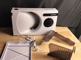 un micro-ondes blanc posé sur une table en bois