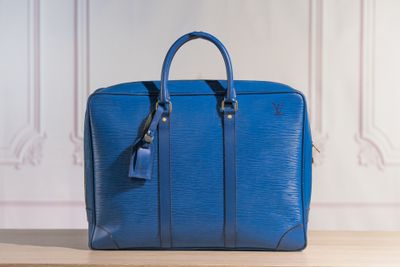 LOUIS VUITTON - Cartable en cuir épi bleu, double poignée, é…