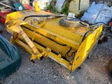 une machine jaune qui est garée dans la poussière