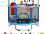 une image représentant un coin jeux avec des jouets et des accessoires