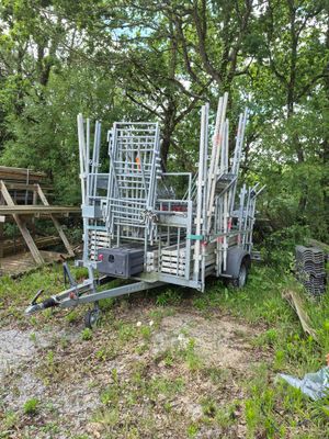 une remorque chargée de chaises dans les bois