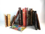un grand nombre de livres posés sur une table