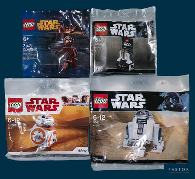 quatre coffrets Lego Star Wars dans des sachets sur fond bleu