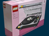 une boîte contenant un tourne-disque en Lego