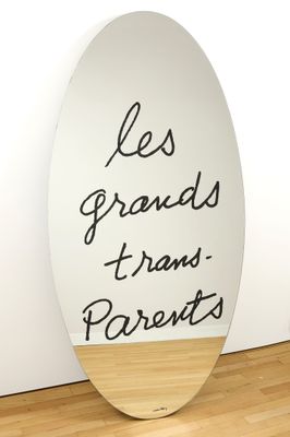 un grand miroir sur lequel est inscrit « les grands tran parents »