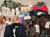 un tas de vêtements et de chaussures par terre