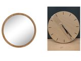 une horloge et un miroir posés sur une table