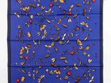 une écharpe carrée bleue ornée d'insectes et de coccinelles