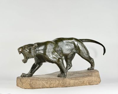 sculpture en bronze représentant une panthère posée sur un rocher, sur fond blanc