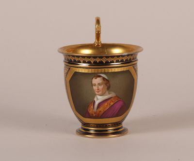 une image représentant une tasse miniature ornée du portrait d'une femme