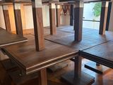 des tables et des bancs dans une pièce avec un parquet et une fenêtre