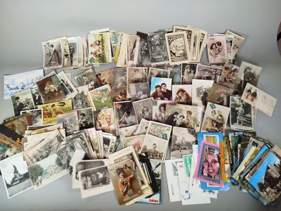 beaucoup de vieilles cartes postales sur la table