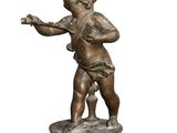 une image représentant la statue d'un garçon tenant une bougie sur un socle