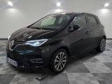 une voiture noire est garée sur le sol en damier d'un garage