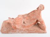 statue d'une femme allongée sur le dos sur une surface blanche