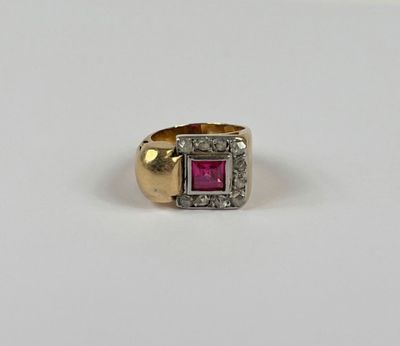 un gros plan d'une bague en or ornée d'une pierre rose au centre