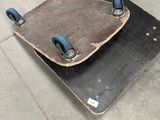 un skateboard posé sur un autre skateboard