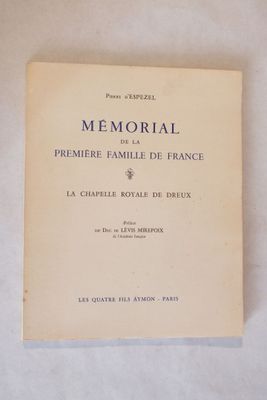 un vieux livre posé sur une table à côté d'une tasse de café