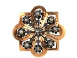 une image montrant un gros plan d'une broche ornée d'un diamant au centre